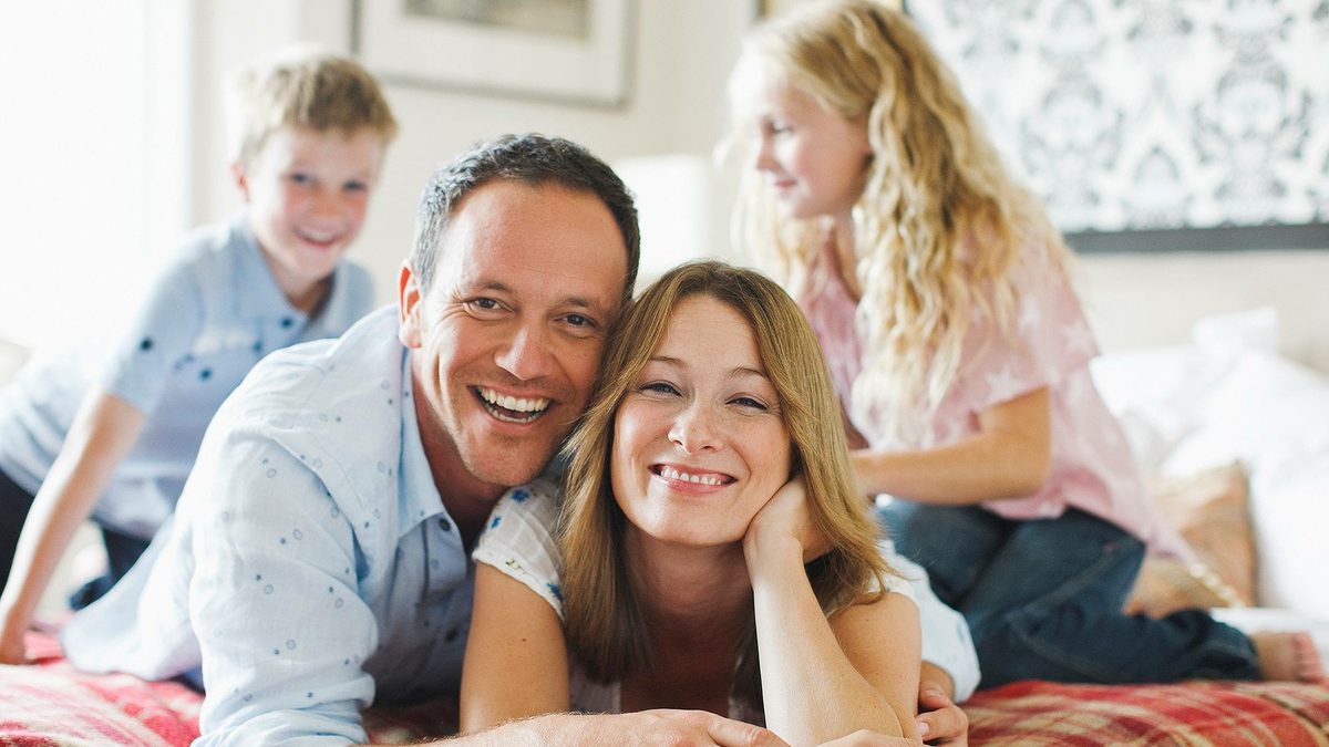 Glückliche Familie in ihrem neuen Zuhause – IDL Immobilien Böblingen